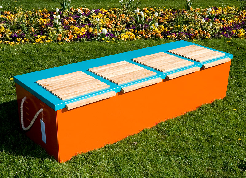 Outdoor-Box aus Aluminium mit Teakauflage